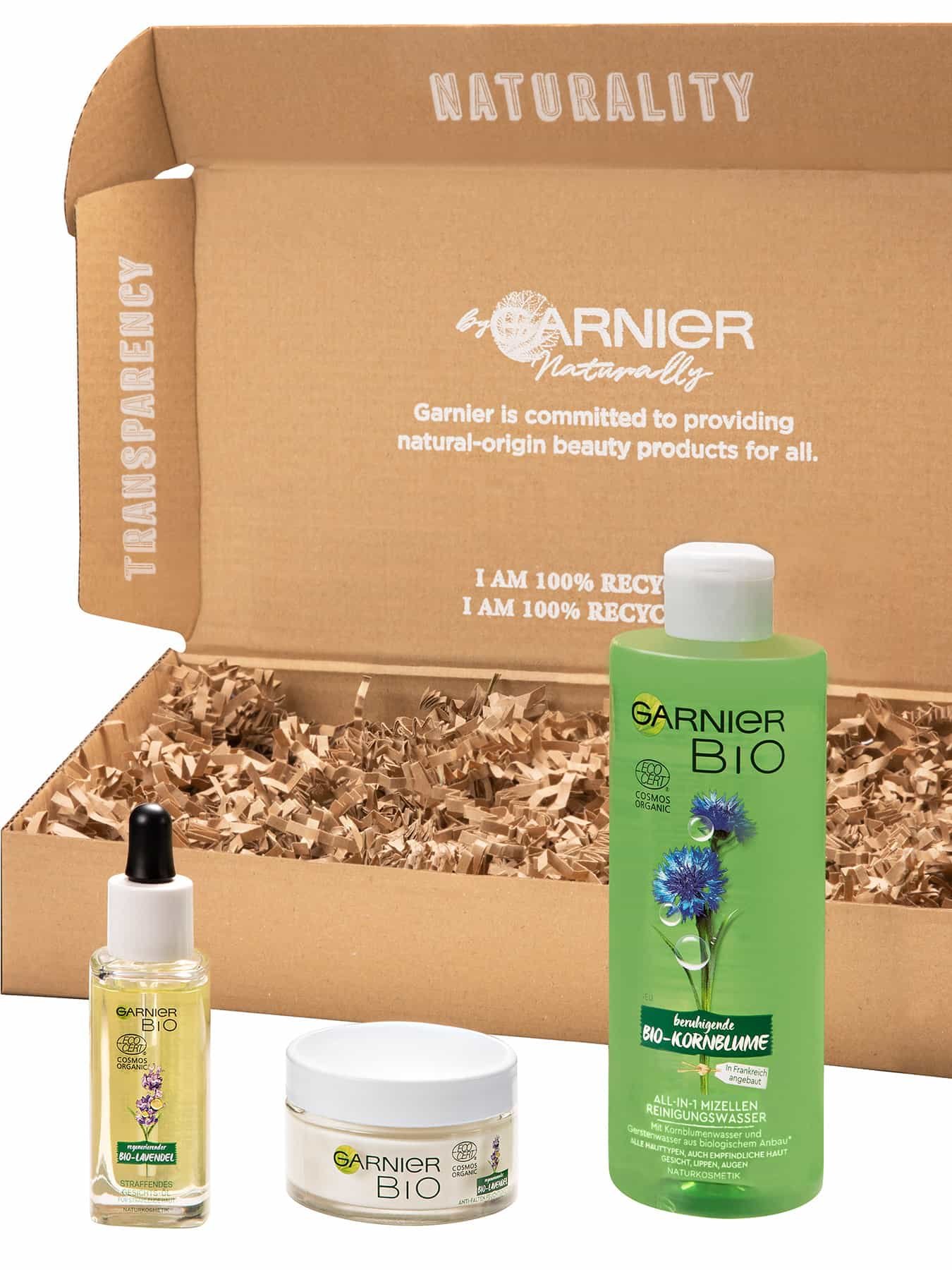 Garnier Bio Produkte vor einem mit Pappschnipseln gefüllten Karton